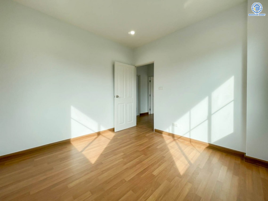 บ้านมือสองตกแต่งใหม่ คุณภาพระดับ L&H โครงการ ชลลดา วัดลาดปลาดุก บนเนื้อที่ 52.5 ตร.ว. ฟังก์ชัน 3 ห้องนอน 2 ห้องน้ำ 2 ที่จอดรถ บนทำเลศักยภาพ เพียง 15 นาทีถึง เซ็นทรัลเวสท์เกต ใกล้รถไฟฟ้าสายสีม่วง "สถานีคลองบางไผ่"